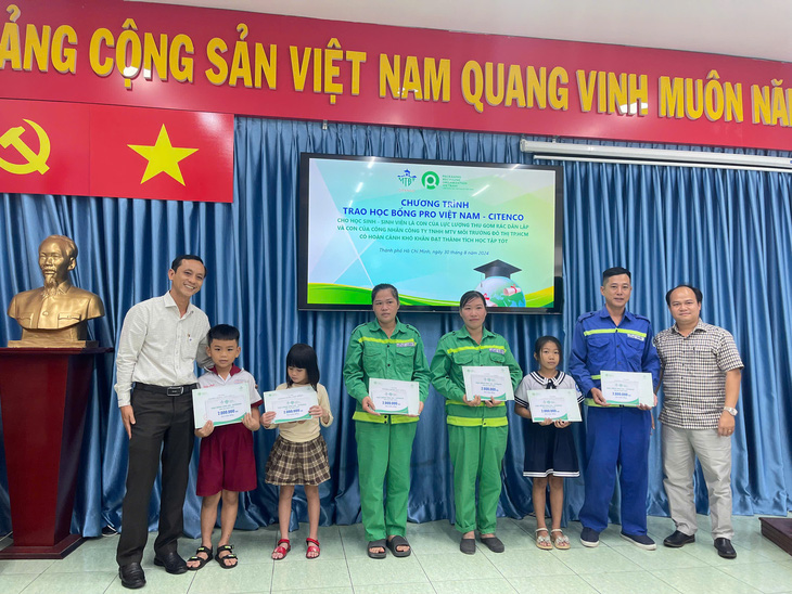 Trao học bổng cho con em công nhân vệ sinh môi trường - Ảnh 3.