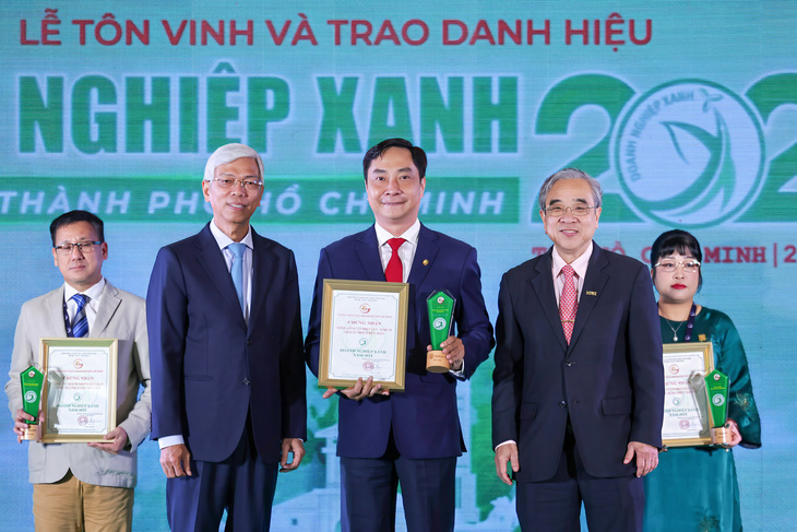 EVNHCMC nhận danh hiệu 'Doanh nghiệp xanh TP.HCM' năm 2024 - Ảnh 1.