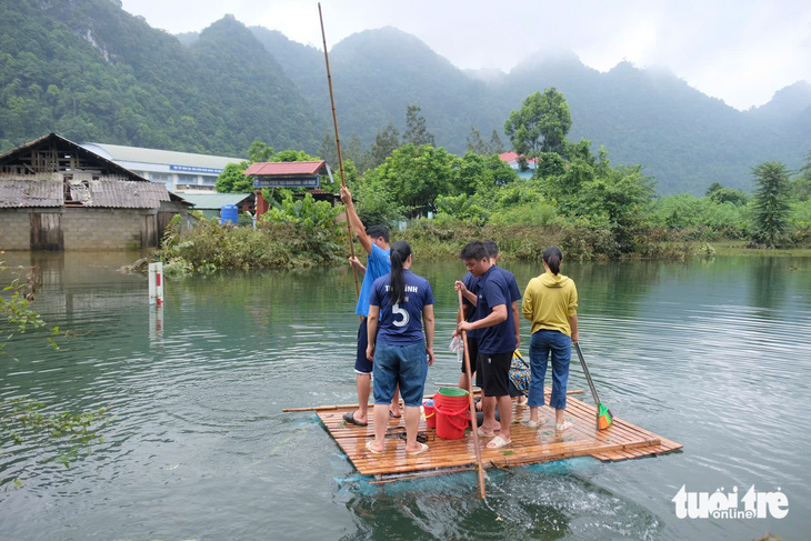 Lớp học tang hoang sau lũ - Ảnh 3.