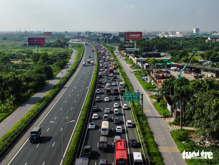 Nghỉ lễ, người Hà Nội 'trốn' đi từ 5h sáng vẫn không thoát tắc đường - Ảnh 13.