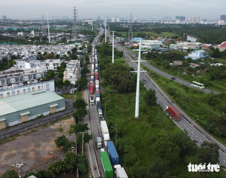 Dân ùn ùn đi nghỉ lễ, cao tốc TP.HCM - Long Thành liên tục đóng rồi mở - Ảnh 1.