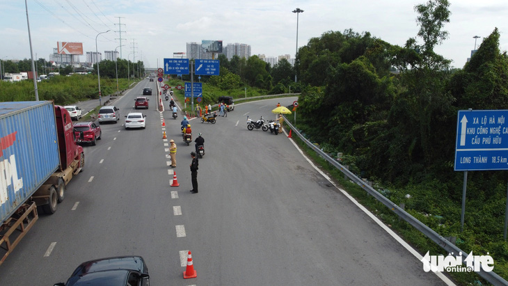 Dân ùn ùn đi nghỉ lễ, cao tốc TP.HCM - Long Thành liên tục đóng rồi mở - Ảnh 2.