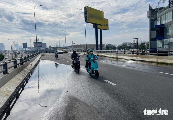 Cầu vượt Nguyễn Hữu Cảnh bị lõm, đọng nước sau hai năm sửa chữa - Ảnh 1.