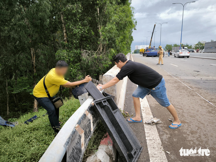 ‘Siêu xe’ tông hộ lan đường Mai Chí Thọ, bánh và bộ phận xe văng vài chục mét - Ảnh 2.