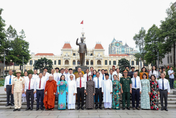 Lãnh đạo TP.HCM dâng hoa, dâng hương Chủ tịch Hồ Chí Minh  - Ảnh 4.