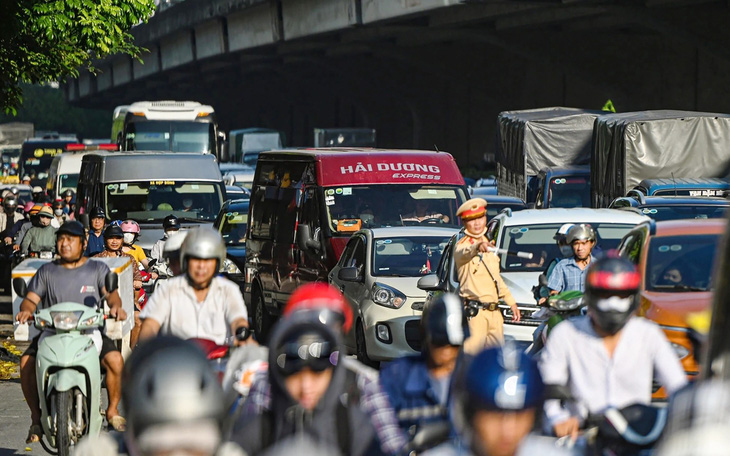 Nguyên nhân ùn tắc tại cửa ngõ Hà Nội và TP.HCM trong ngày đầu nghỉ lễ - Ảnh 6.