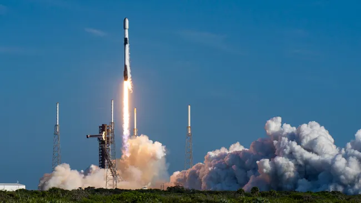 Mỹ vừa cho SpaceX phóng tên lửa Falcon 9 trở lại, vừa điều tra - Ảnh 1.