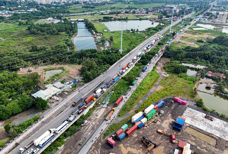 Dân ùn ùn đi nghỉ lễ, cao tốc TP.HCM - Long Thành liên tục đóng rồi mở - Ảnh 10.