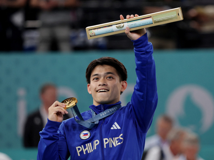 Carlos Edriel Yulo với huy chương vàng ở Olympic Paris, đây cũng là huy chương đầu tiên của Đông Nam Á ở Thế vận hội này - Ảnh: Reuters