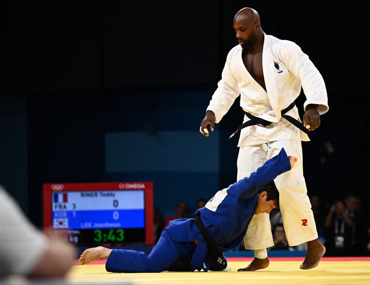 Lee Joon Hwan (áo xanh) hoàn toàn thất thế trước Teddy Riner 