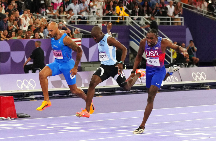 Noah Lyles (Mỹ, bìa phải) giành HCV khi hơn đối thủ 0,005 giây tại nội dung chạy 100m nam Olympic 2024 - Ảnh: REUTERS