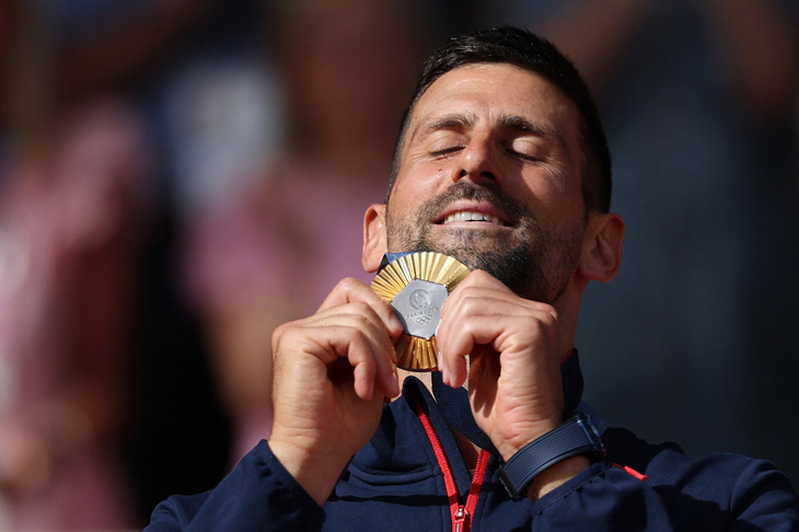 Djokovic với tấm huy chương vàng Olympic Paris - mảnh ghép cuối cùng trong sự nghiệp vĩ đại của anh - Ảnh: REUTERS