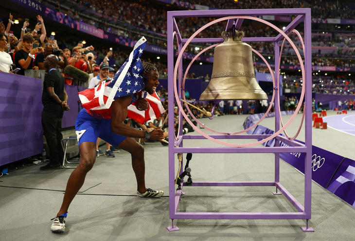 Niềm vui của Noah Lyles sau khi giành HCV 100m tại Olympic 2024 - Ảnh: REUTERS