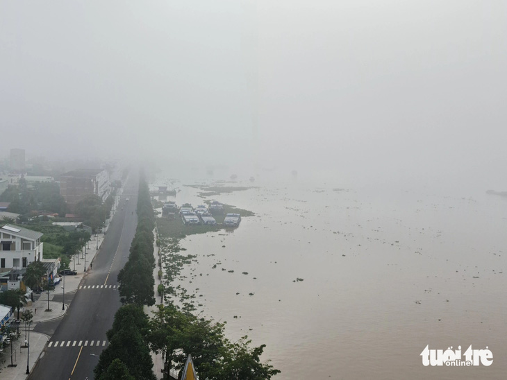 Từ trên cao nhìn xuống, sương mù dày đặc bao trùm một góc thành phố Mỹ Tho và trên sông Tiền - Ảnh: MẬU TRƯỜNG