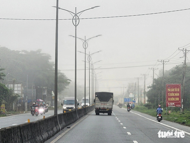 Nhiều nơi tại Tiền Giang chìm trong sương mù - Ảnh: HOÀI THƯƠNG