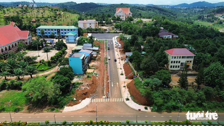 Tuyến K2 có nhiệm vụ là đường kết nối Trung tâm Văn hóa - Điện ảnh tỉnh Đắk Nông ra đường N'Trang Lơng, nhưng không thể sử dụng do chênh lệch độ cao - Ảnh: ĐỨC LẬP