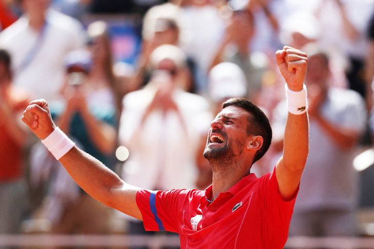 Djokovic khóc vì hạnh phúc tột cùng khi giành HCV Olympic Paris 2024 - Ảnh: REUTERS