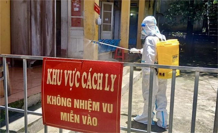 Cán bộ ngành y tế phun hóa chất khử trùng nơi bệnh nhân từng lưu trú - Ảnh: CTV