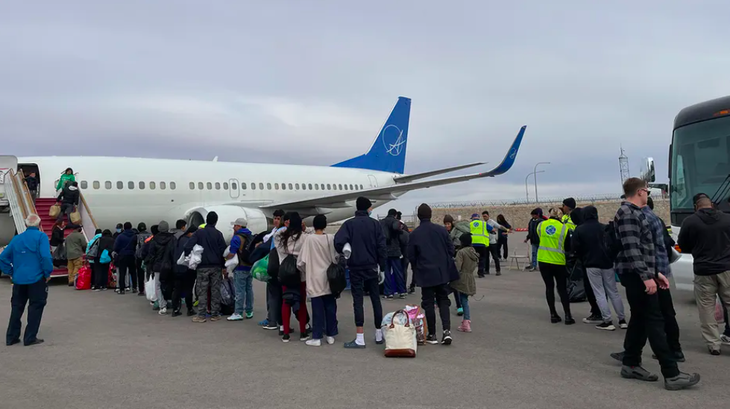 Một chuyến bay chở người di cư cất cánh từ Texas đến Chicago vào ngày 19-12-2023 - Ảnh: FOX NEW/Thống đốc bang Texas Greg Abbott