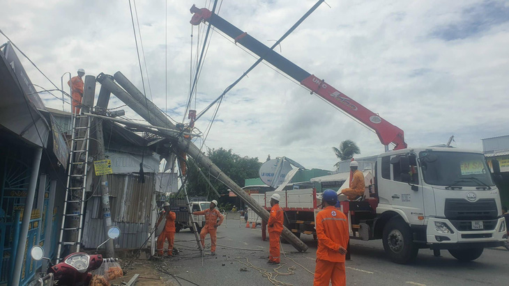 Ngành Điện miền Nam khắc phục sự cố do mưa bão- Ảnh 1.