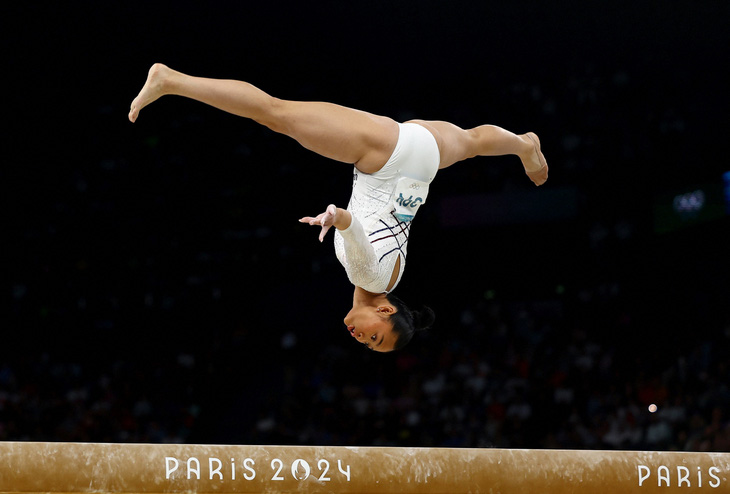 Simone Biles liên tục té ngã, Mỹ mất huy chương tại Olympic 2024- Ảnh 7.