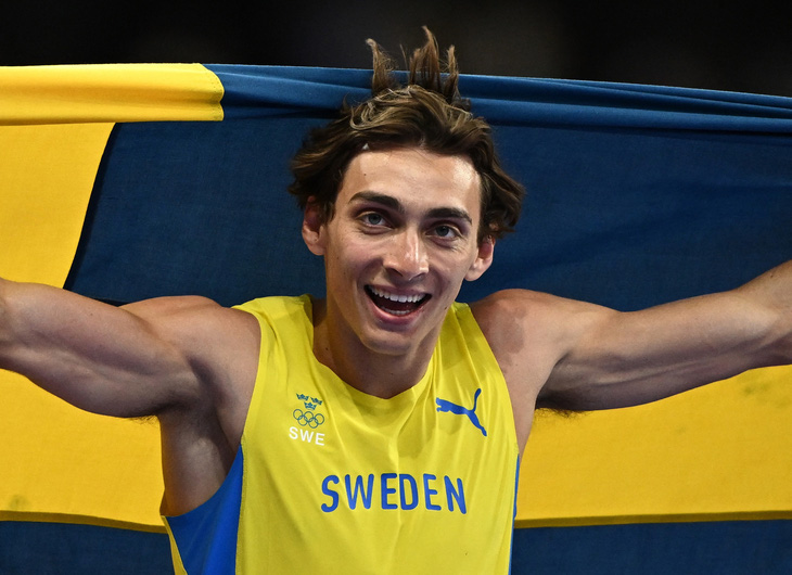 Mondo Duplantis qua mức sào 6,25m, phá kỷ lục thế giới tại Olympic 2024- Ảnh 1.