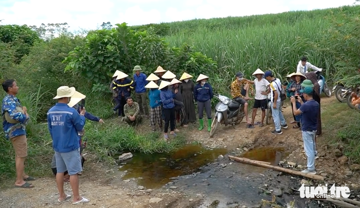 Người dân xã Nghĩa Yên, huyện Nghĩa Đàn, Nghệ An tập trung phản ánh tình trạng ô nhiễm suối từ trại heo làm rò rỉ nước thải - Ảnh: DOÃN HÒA