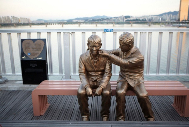 The statue was placed on Mapo Bridge, Seoul capital to prevent people from committing suicide - Photo: MEDIUM