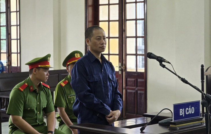 Thích Tâm Phúc nghe tòa tuyên án - Ảnh: ĐAN THUẦN