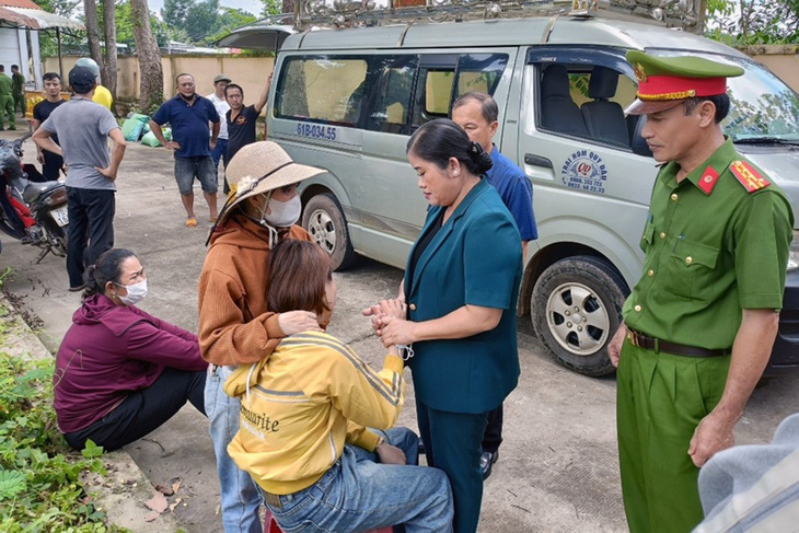 Chủ tịch UBND tỉnh Bình Phước Trần Tuệ Hiền cùng lãnh đạo huyện Đồng Phú và Công an tỉnh Bình Phước thăm hỏi, động viên và trao tiền hỗ trợ ban đầu cho gia đình 2 nạn nhân - Ảnh: Công an cung cấp