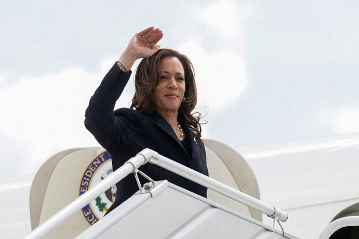 Phó tổng thống Mỹ Kamala Harris vẫy tay chào khi bà xuất phát để trở về Washington D.C. Ảnh chụp tại sân bay liên lục địa George Bush ở Houston, bang Texas, Mỹ hôm 1-8 - Ảnh: REUTERS