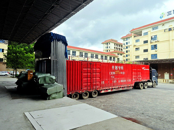 Nhiều tổng kho hàng Trung Quốc 'mọc' sát biên giới Việt Nam- Ảnh 4.