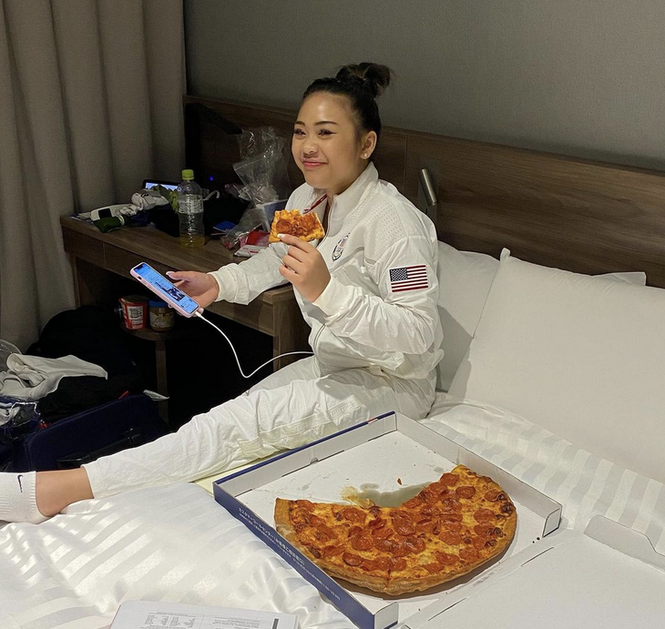 Bốn năm trước, Suni Lee từng ăn mừng thành tích tại Olympic Tokyo bằng chiếc bánh pizza "siêu to khổng lồ". 