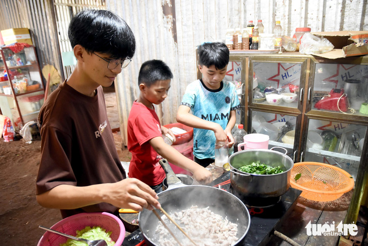 Lần đầu xã nghèo có người đậu trường chuyên, chàng trai mồ côi chinh phục cả giải quốc gia - Ảnh 2.