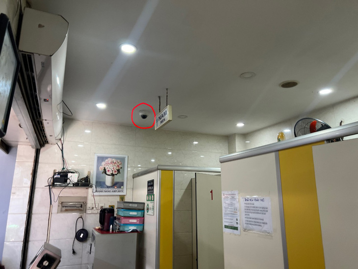 Chiếc camera ngay phía trên khu vực dành cho nam trong nhà vệ sinh công cộng ở chợ Tân Định (quận 1, TP.HCM) - Ảnh: AN VI