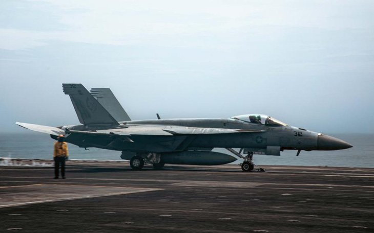 Một chiếc máy bay F/A-18E Super Hornet chuẩn bị cất cánh từ tàu sân bay USS Theodore Roosevelt vào ngày 31-7 năm nay - Ảnh: HẢI QUÂN MỸ