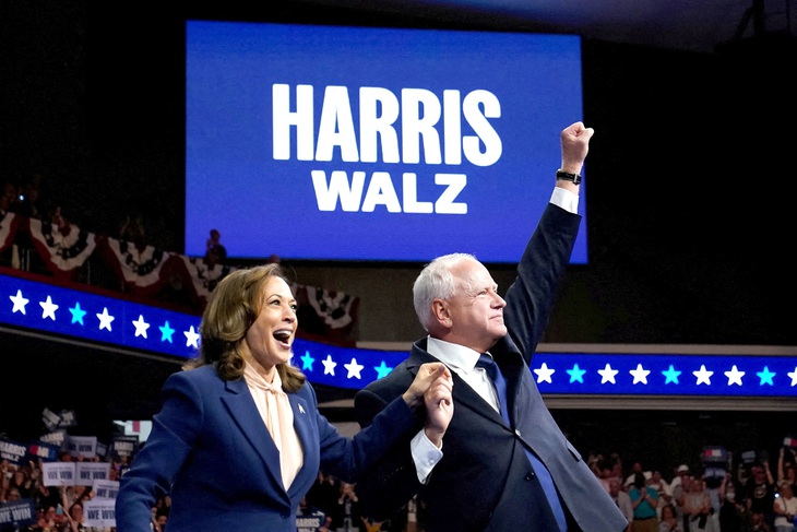 Bà Kamala Harris và ông Tim Walz ra mắt ở Philadelphia vào tối 6-8 - Ảnh: Reuters