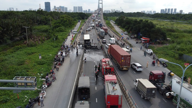Nhiều xe tông liên hoàn trên cầu Phú Mỹ, ô tô bốc cháy, công an đang phong tỏa- Ảnh 7. Nhiều xe tông liên hoàn trên cầu Phú Mỹ, ô tô bốc cháy, công an đang phong tỏa- Ảnh 7.