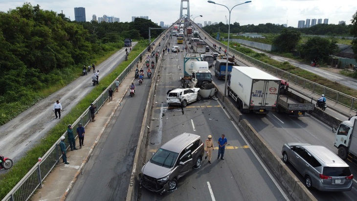 Nhiều xe tông liên hoàn trên cầu Phú Mỹ, ô tô bốc cháy, công an đang phong tỏa- Ảnh 8. Tổng cộng có nhiều xe tông nhau liên hoàn trên cầu Phú Mỹ, hướng từ quận 8 sang Thủ Đức - Ảnh: MINH HÒA