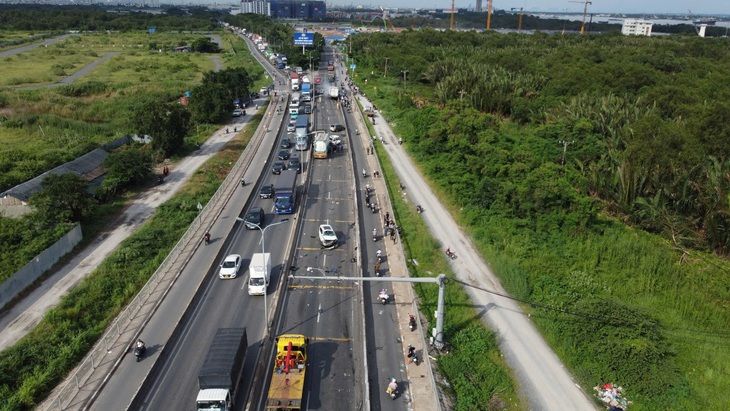 Nhiều xe tông liên hoàn trên cầu Phú Mỹ, ô tô bốc cháy, công an đang phong tỏa- Ảnh 9. Nhiều xe tông liên hoàn trên cầu Phú Mỹ, ô tô bốc cháy, công an đang phong tỏa- Ảnh 9.
