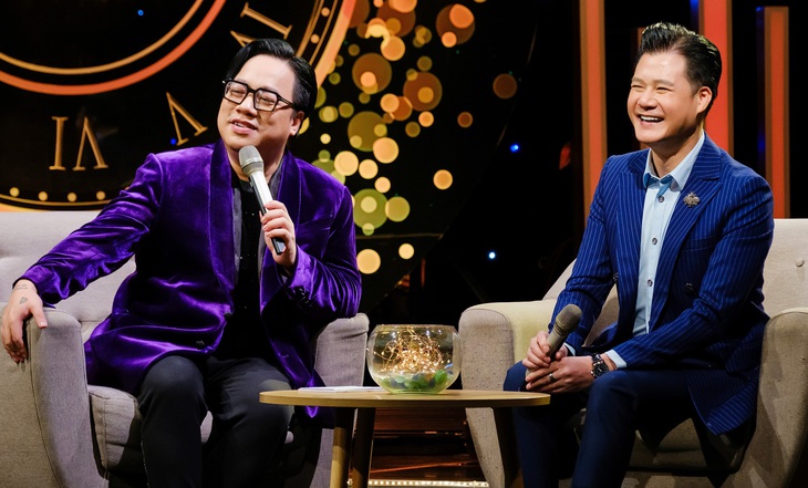 Ca sĩ Quang Dũng (phải) và MC Tùng Leo trong chương trình Trò chuyện cùng thời gian - Ảnh: HTV