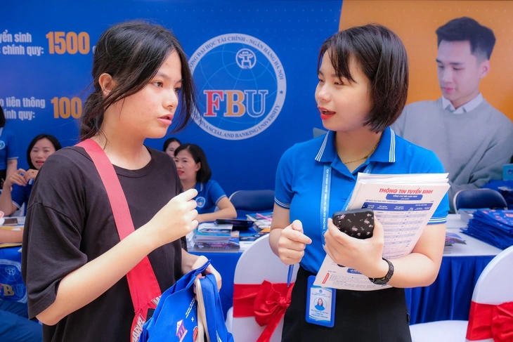 Giảng viên của trường FBU tư vấn cho các em học sinh chọn ngành tại Ngày hội xét truyển 2024 tại Đại học Bách Khoa Hà Nội