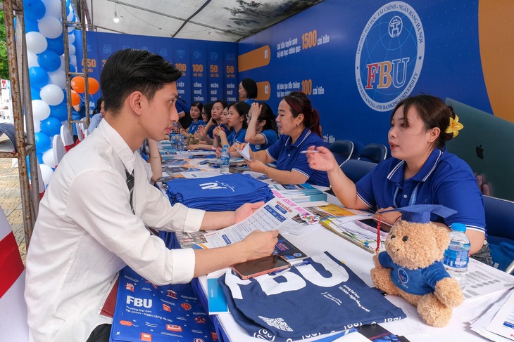 Các em học sinh đang tìm hiểu các ngành nghề học của Trường Đại học Tài chính Ngân hàng Hà Nội