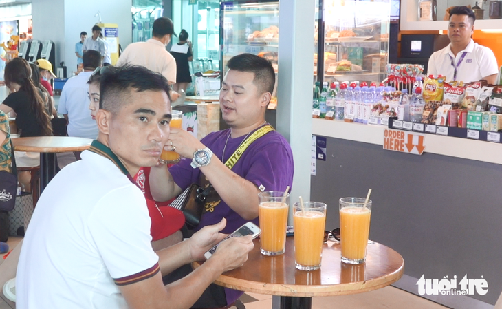 Khách du lịch hài lòng với việc sử dụng sản phẩm thân thiện môi trường, góp phần giảm thiểu rác thải cho đảo Phú Quốc - Ảnh: CHÍ CÔNG