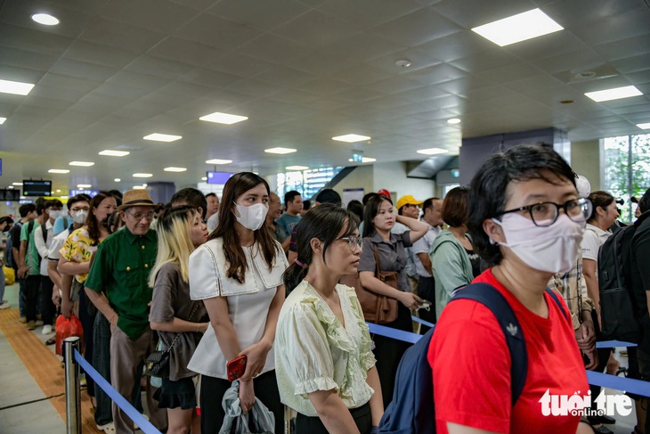 Ngày đầu metro Nhổn - ga Hà Nội hoạt động, người dân xếp hàng đi trải nghiệm- Ảnh 3.
