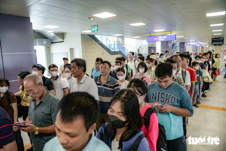 Ngày đầu metro Nhổn - ga Hà Nội hoạt động, người dân xếp hàng đi trải nghiệm- Ảnh 4.