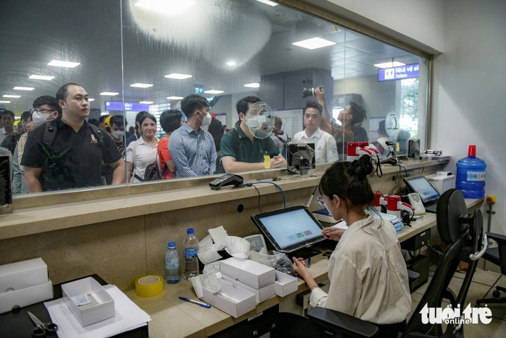 Ngày đầu metro Nhổn - ga Hà Nội hoạt động, người dân xếp hàng đi trải nghiệm- Ảnh 5.