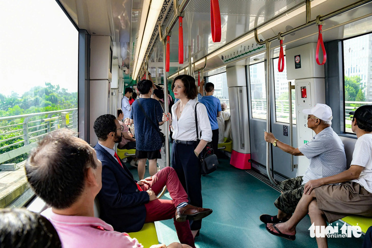 Ngày đầu metro Nhổn - ga Hà Nội hoạt động, người dân xếp hàng đi trải nghiệm- Ảnh 18.