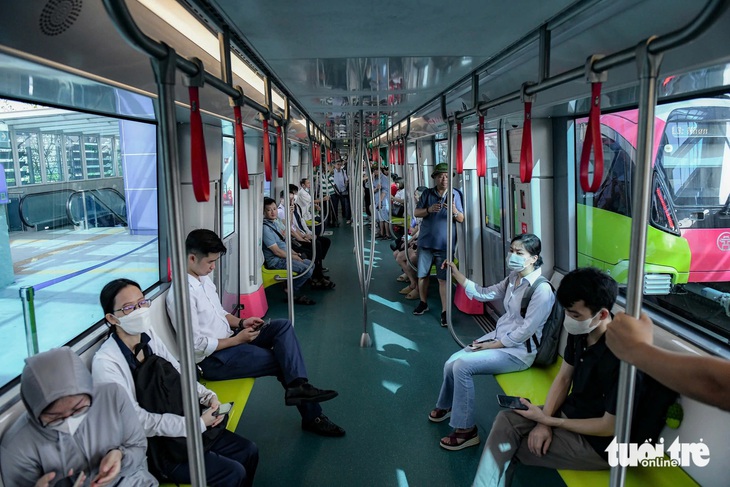 Ngày đầu metro Nhổn - ga Hà Nội hoạt động, người dân xếp hàng đi trải nghiệm- Ảnh 19.