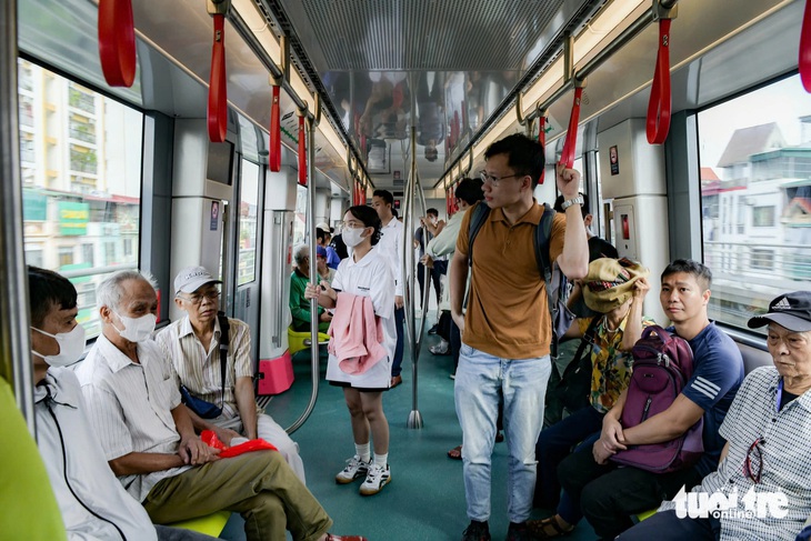 Ngày đầu metro Nhổn - ga Hà Nội hoạt động, người dân xếp hàng đi trải nghiệm- Ảnh 21.